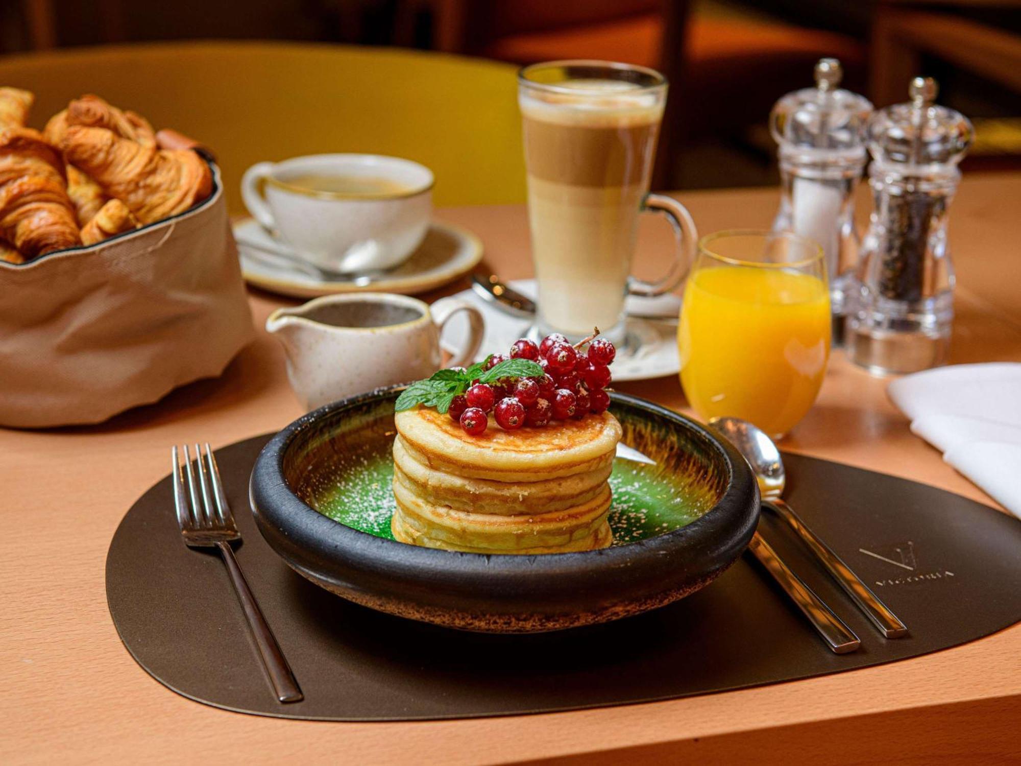 Sofitel Warsaw Victoria Hotel Luaran gambar A stack of pancakes with a side of fruit